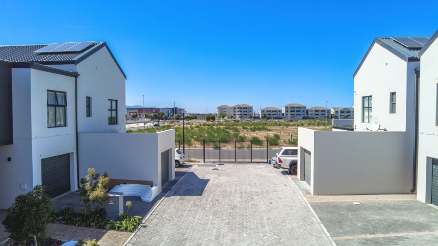 To Let 4 Bedroom Property for Rent in Sandown Western Cape